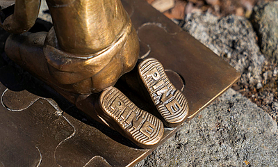 Detailansicht Pine für Soziales Nahaufnahme der Pine-Bronze am Markt