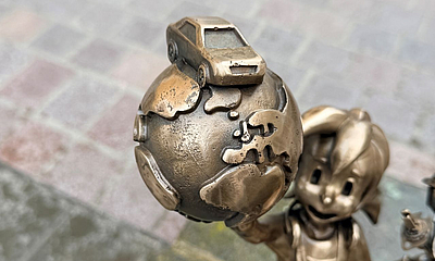 Weltkugel mit Auto in Hand von Pine