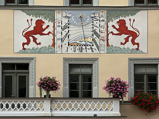 Die Sonnenuhr über dem Eingang zum Rathaus in Pirna