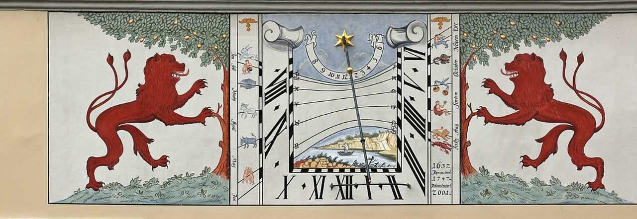 Die Sonnenuhr über dem Eingang zum Rathaus in Pirna