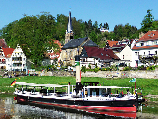 Ausflugsschiff an Landesteg