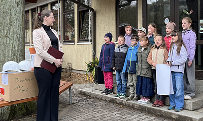 Kinder singen zur Grundsteinlegung der Turnhalle Neundorf