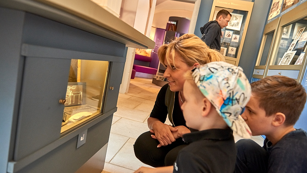 Familie in den Richard-Wagner-Stätten Graupa kinderfreundliches Museum mit Fokus auf Richard Wagner