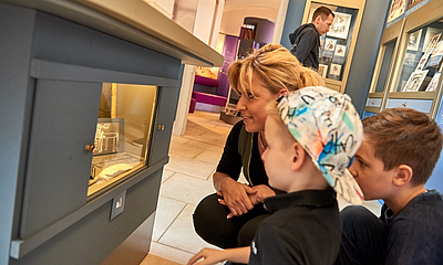 Familie in den Richard-Wagner-Stätten Graupa kinderfreundliches Museum mit Fokus auf Richard Wagner
