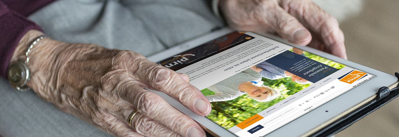 Seniorin arbeitet an Tablet