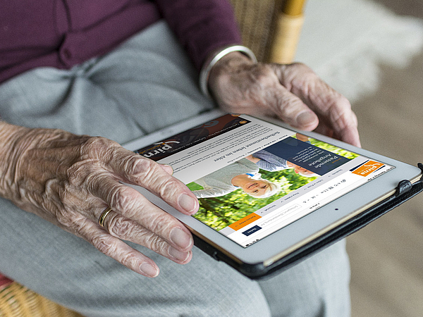 Seniorin arbeitet an Tablet