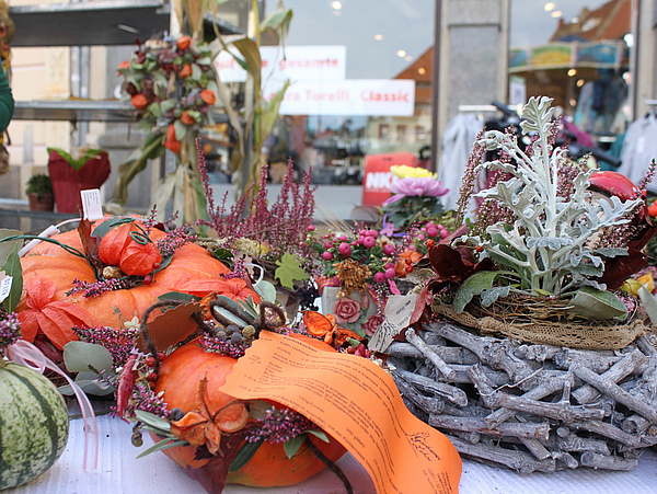 Pirnaer Herbstzauber Herbstliche Deko vor Geschäft