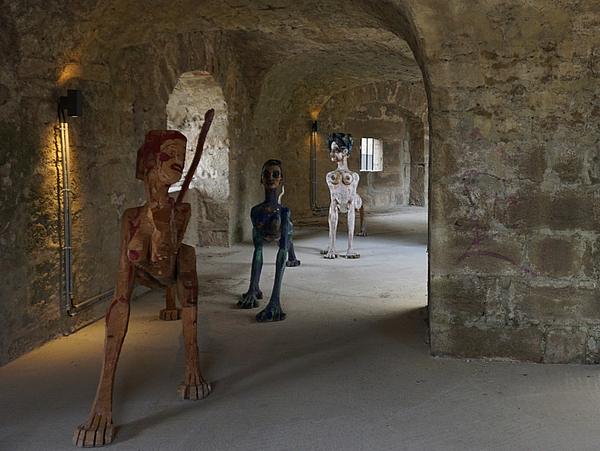 Holzskulpturen der Ausstellung