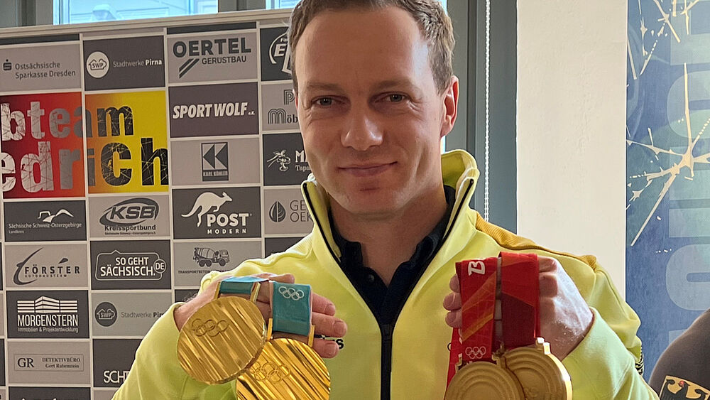 Francesco Friedrich mit seinen olympischen Goldmedallien aus 2018 und 2022