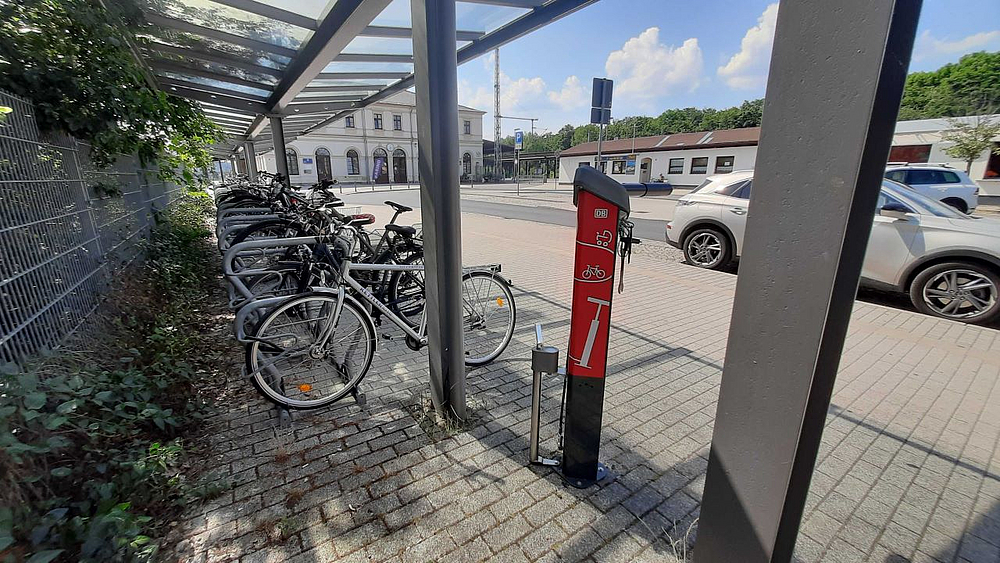 Fahrradreparatur rote Fahrrad-Servicestation am Pirnaer Bahnhof