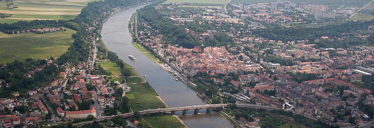 Luftaufnahme von Pirna mit Elbe und Brücke