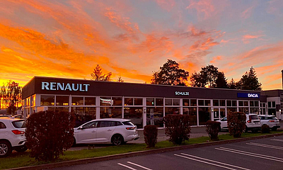 Sonnenuntergang beim Autohaus Schulze Autohaus Schulze Fronansicht bei Sonnenuntergang