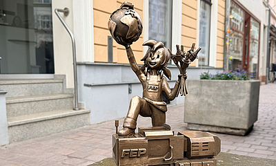 Bronze-Pine der FEP in Frontansicht