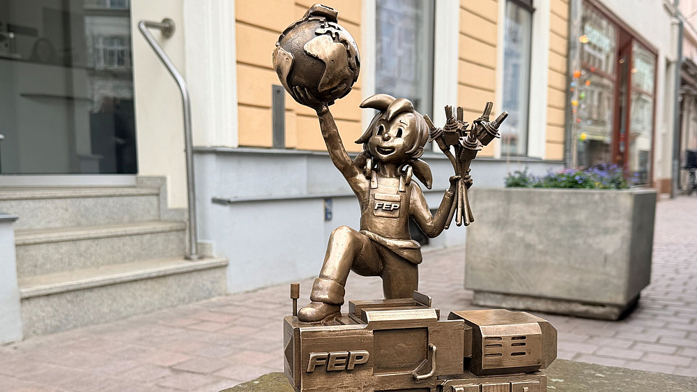 Bronze-Pine der FEP in Frontansicht