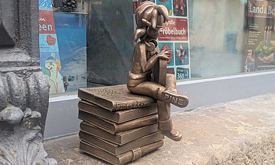 Kultur-Pine seitlich Seitenansicht der bronzenen Pine-Figur an der Stadtbibliothek
