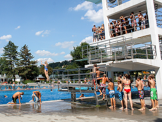 Sprungturm im Freibad