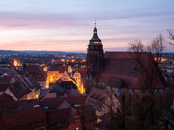 Wohneigentum in Pirna kaufen Blick über Pirnas Altstadt in der Dämmerung
