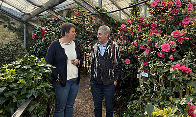 Oberbürgermeister Tim Lochner und Margret Scheerer im Landschloss Zuschendorf