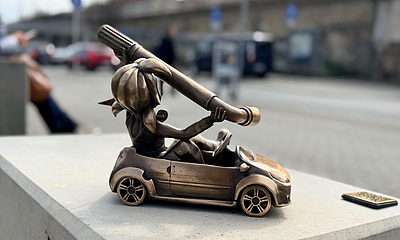 Autohaus Schulze - Pine im Seitenprofil seitliche Aufnahme der Bronze-Figur