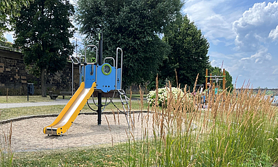 Kleine Rutsche Spielplatz Steinladeplatz am Elbufer in Pirna