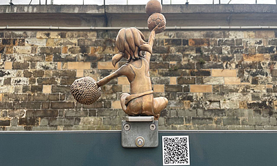 Sport-Pine von hinten bronzene Pine-Figur von hinten auf dem Radlerstopp