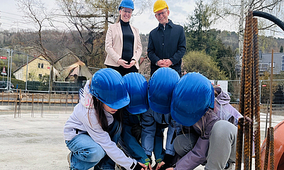 Schüler versenken Zeitkapsel Zeitkapsel Turnhalle Neundorf 2026
