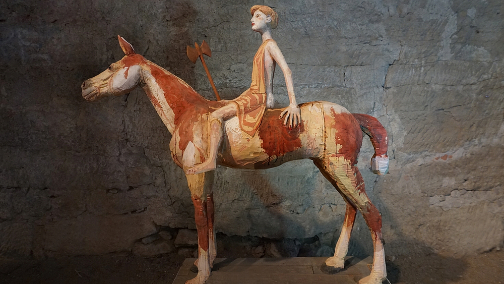 Pirnaer Skulpturensommer 2018 - Hans Scheib - Spiel, Symbol und Fest Holzskulptur von Hans Scheib; Titel: Amazone; Entstehungsjahr: 2009