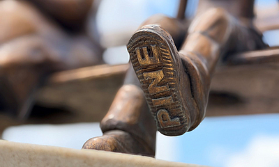 erhabener Schriftzug Pine auf der Schuhsohle der VOSO-Pine