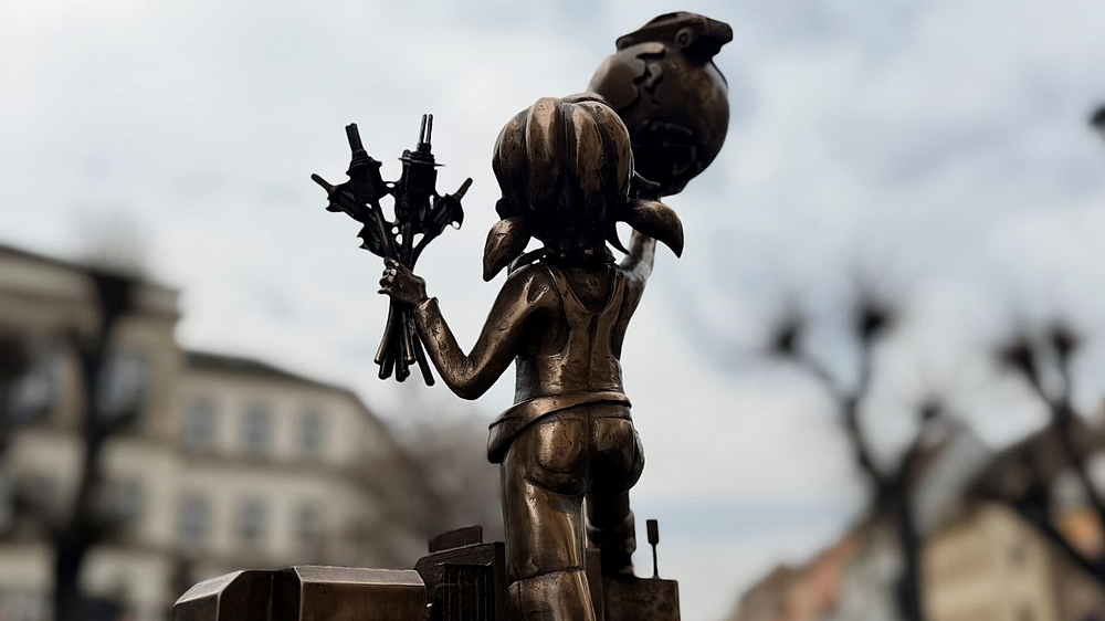 Bronze-Pine der FEP von hinten fotografiert, Blick auf den Dohnaischen Platz dahinter
