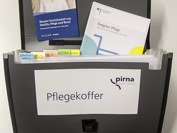 Koffer mit Informationen für pflegende Angehörige und Gepflegte