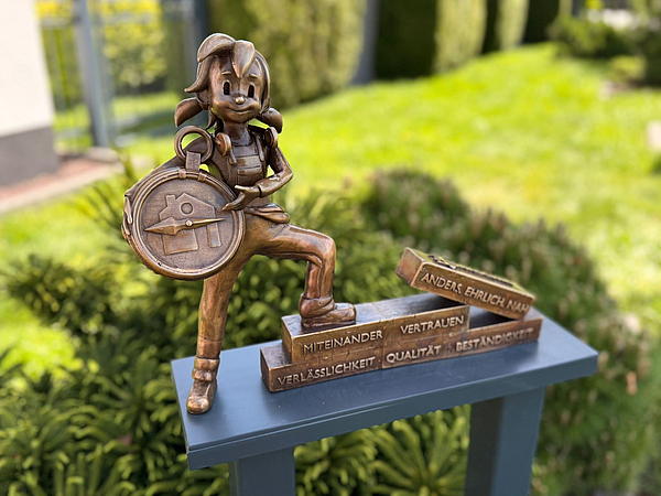Nahaufnahme der Versicherungen-Pine Bronze-Pine von Jakschik Versicherungsvermittlung im Detail