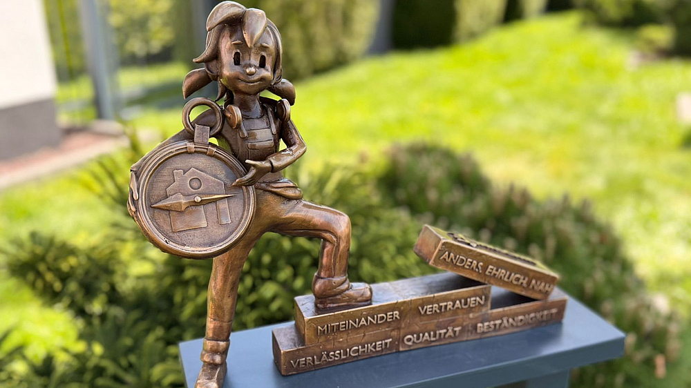 Nahaufnahme der Versicherungen-Pine Bronze-Pine von Jakschik Versicherungsvermittlung im Detail