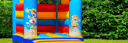 bunte Hüpfburg