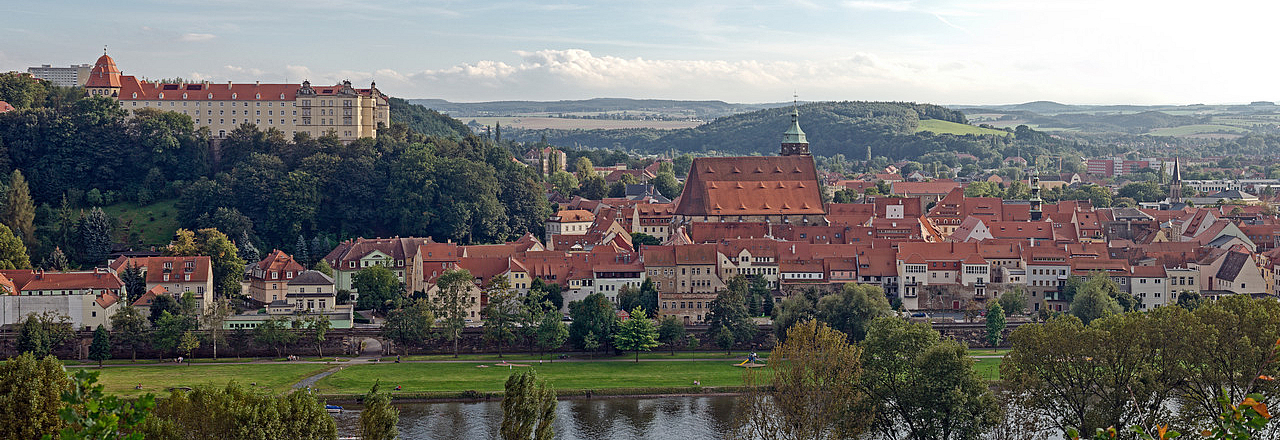 Blick über die Elbe auf Schloss Sonnenstein und die Altstadt von Pirna