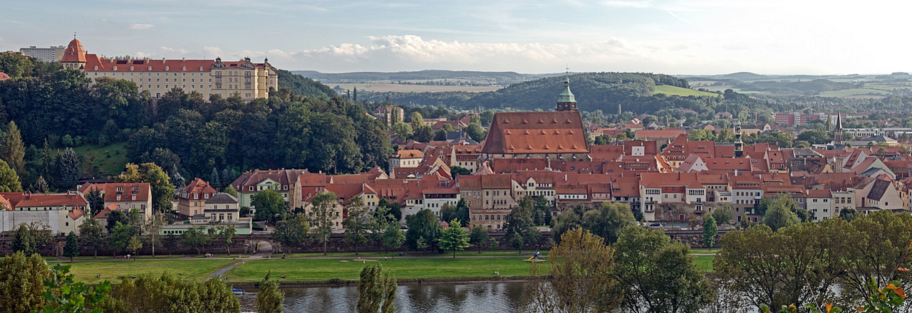 Blick über die Elbe auf Schloss Sonnenstein und die Altstadt von Pirna