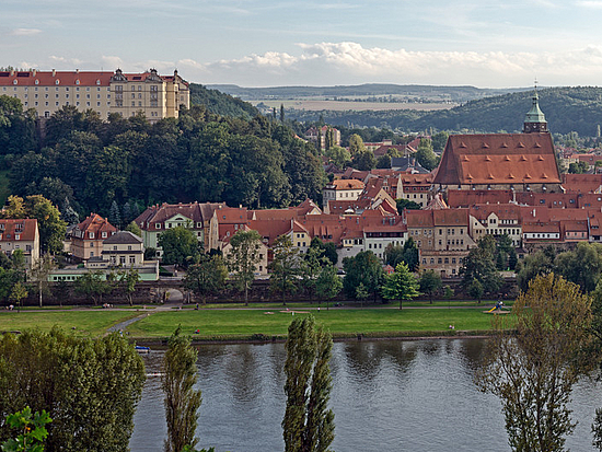 Blick über die Elbe auf Schloss Sonnenstein und die Altstadt von Pirna