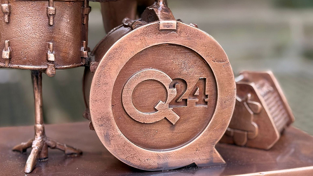 Q24-Rockstar-Pine Basedrum Trommel des Q24-Knirpses mit Logo
