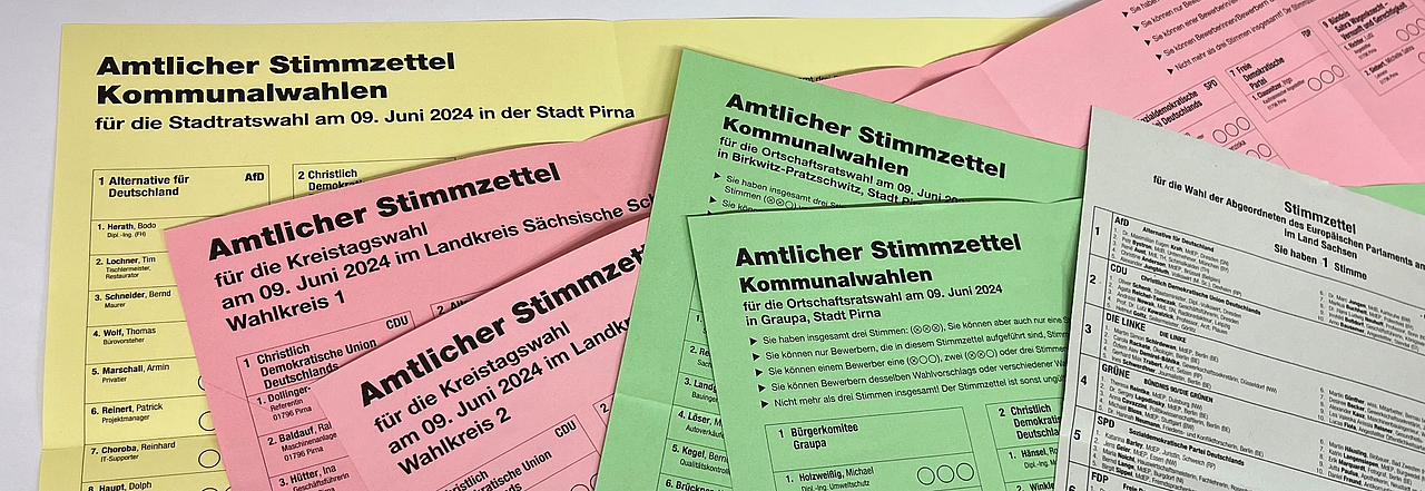 Stimmzettel der Europa- und Kommunalwahl in Pirna 2024