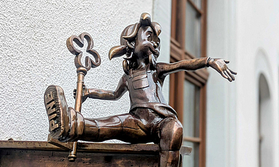 Frontansicht der Bronze-Pine im Detail