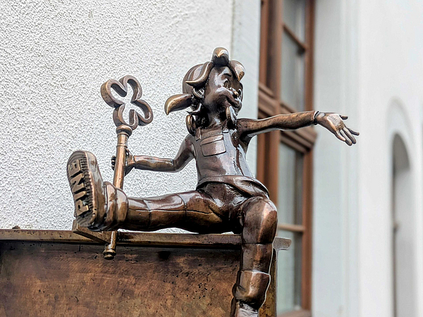 Frontansicht der Bronze-Pine im Detail