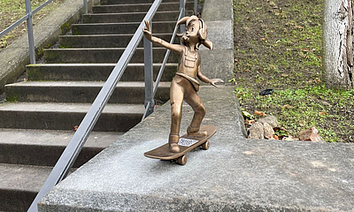 Jugend-Pine bronzene Pine-Figur skatet an den Schlosstreppen