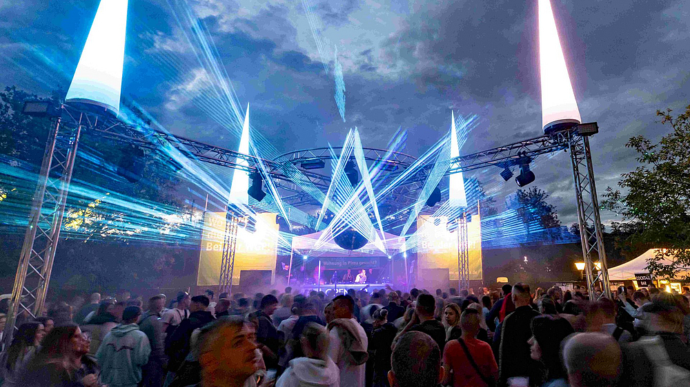 WGP-Lounge blaue Laser WGP-Lounge zum Pirnaer Stadtfes mit blauen Lasern am Nachthimmel