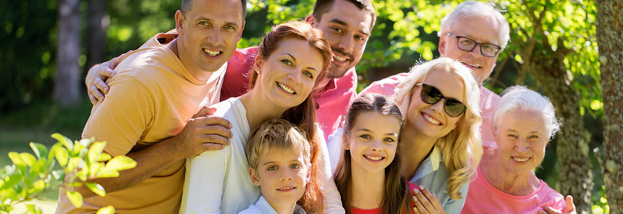Mehrere Generationen stehen zusammen als Sinnbild für Miteinander
