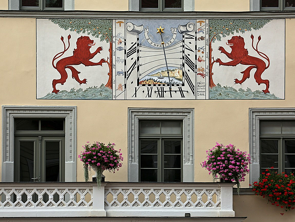 Die Sonnenuhr über dem Eingang zum Rathaus in Pirna