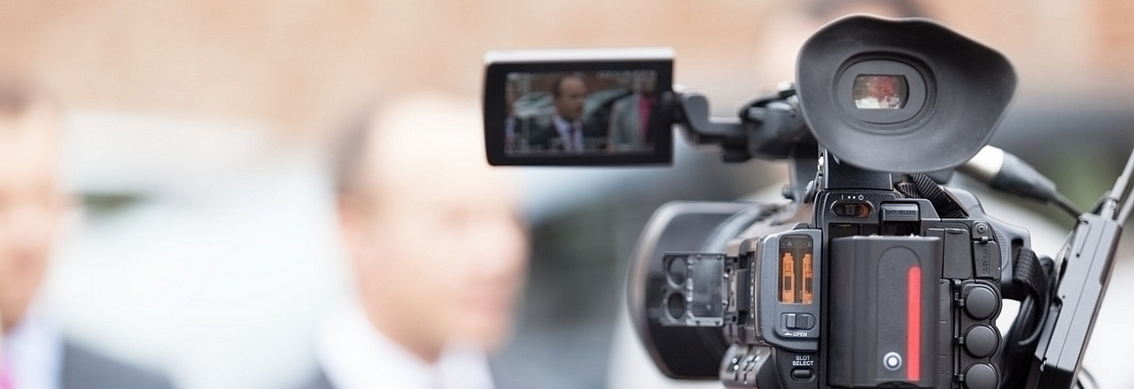 Interviewszene vor Videokamera als Sinnbild für den Bereich Presse