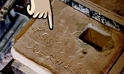 Form, in die die heiße Brontze gegossen wird