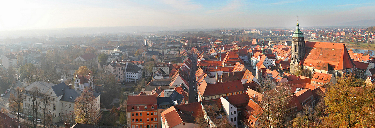 Blick über die herbstliche Dächerlandschaft Pirnas