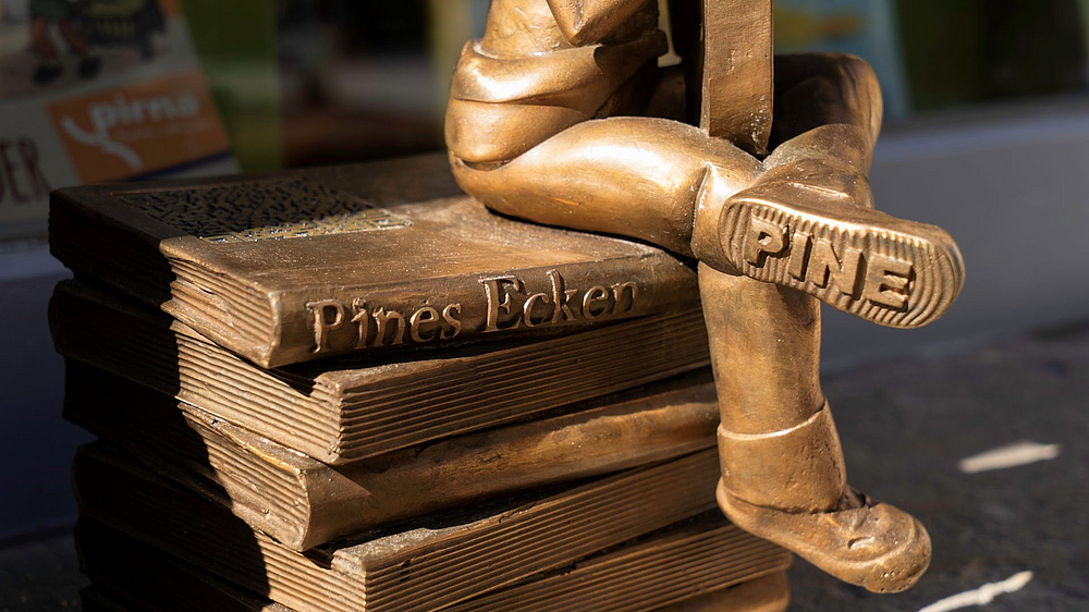 Nahaufnahme Kultur-Pine Pine-Bronze an der StadtBibliothek