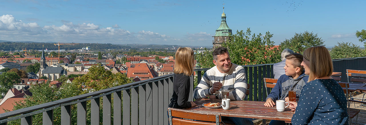 Familie beim Essen im Biergarten Schlossschänke