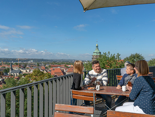 Familie beim Essen im Biergarten Schlossschänke